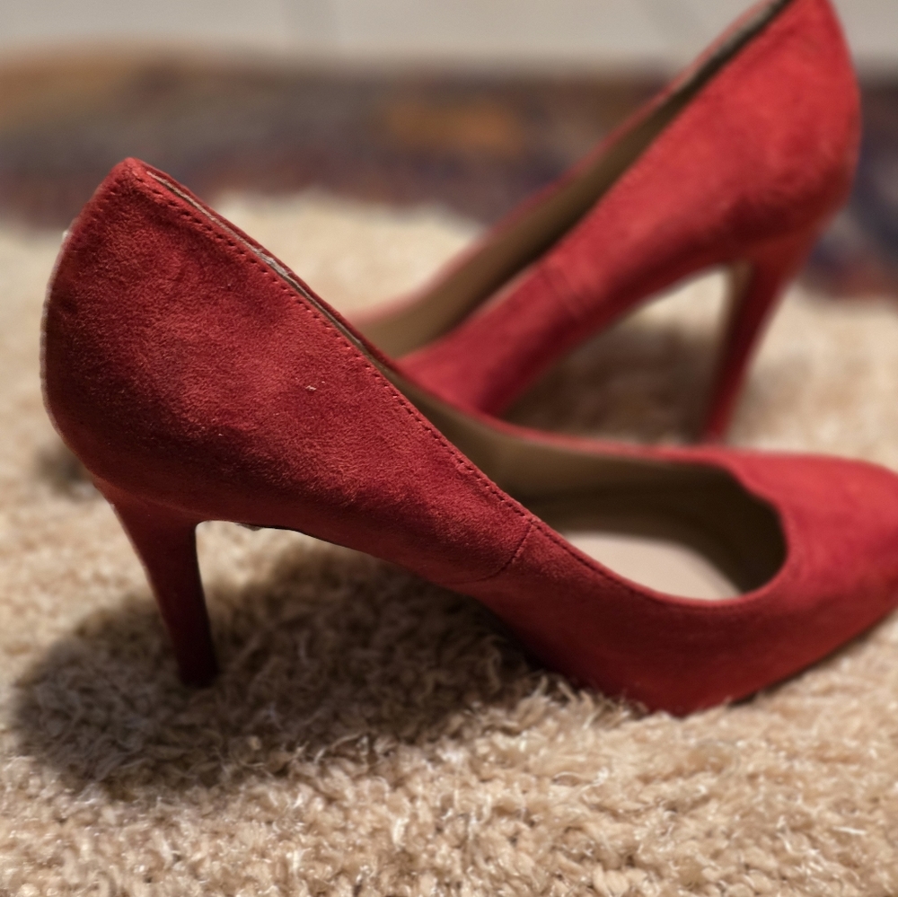 Red close toe hign heels shoes